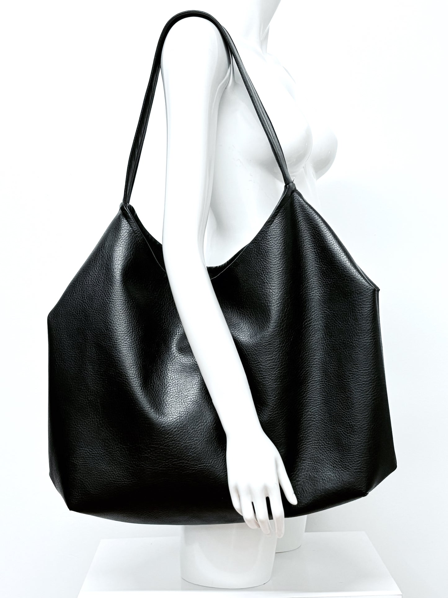 Yakamein tote bag in Black vegan leather